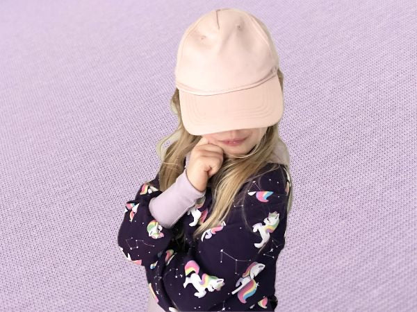 Fliederfarbene Premium Bündchen vernäht in einem süßen Kinderoutfit.