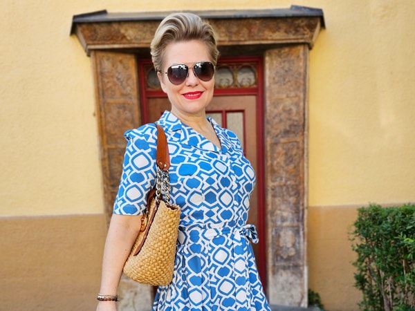 leichtes-kleid-aus-viskose-twill-stoff-frau-maerz