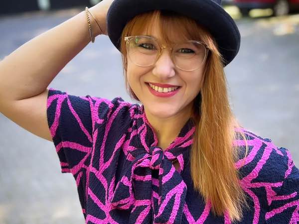 Nine mit einer tollen Bluse aus Viskose Bubble Crash.