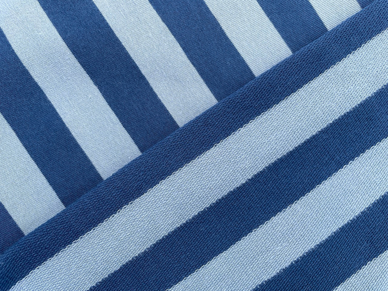 French Terry "Blaue Streifen" garngefärbt