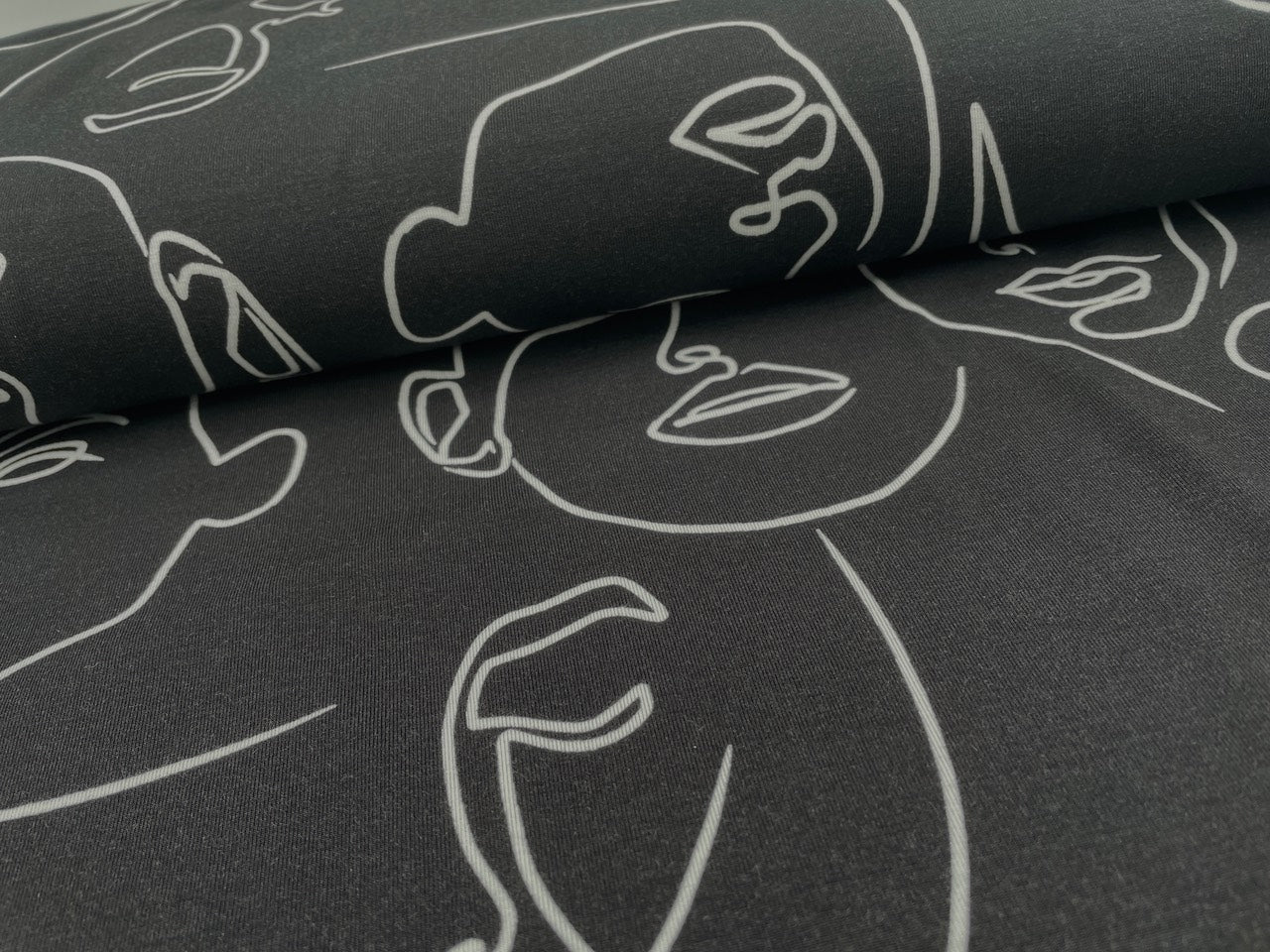 Tencel Jersey "Faces" Schwarz Reststück 120cm x 150cm