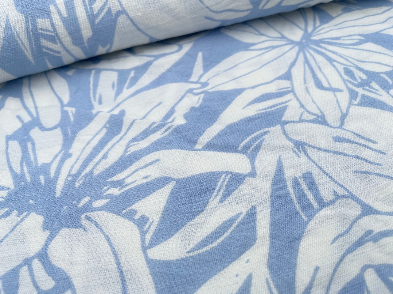 Viskose Twill "Große Blüten" Hellblau
