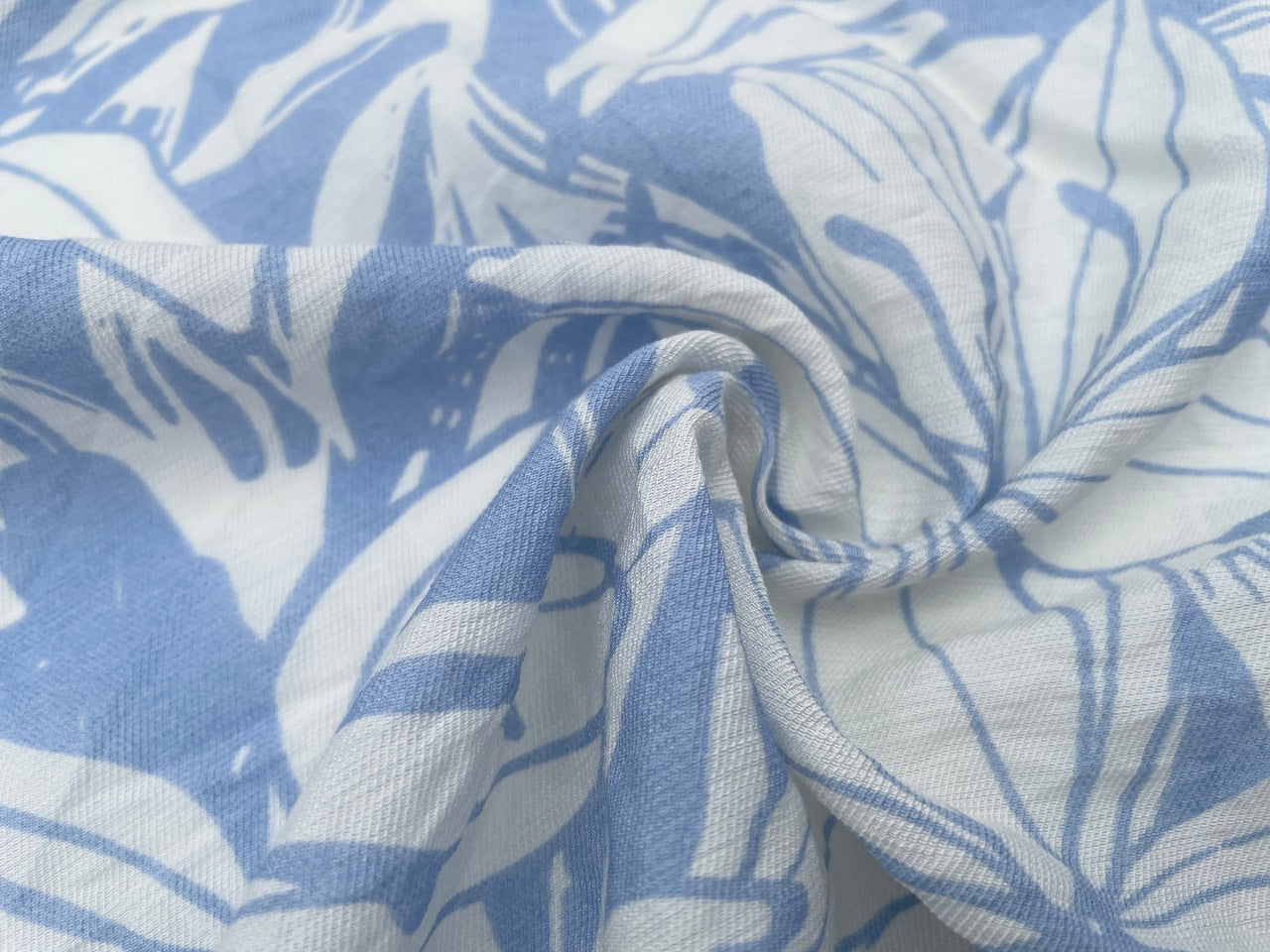 Viskose Twill "Große Blüten" Hellblau
