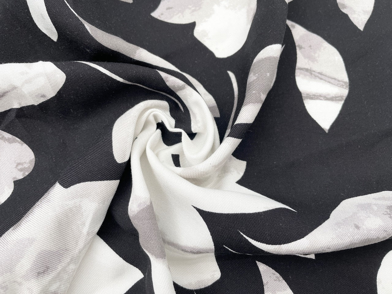 Viskose Twill "Große Blumen"