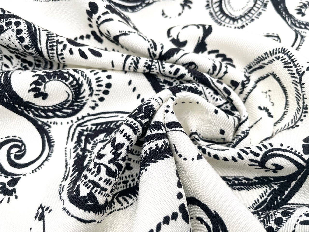 Viskose Twill "Paisley" Weiß