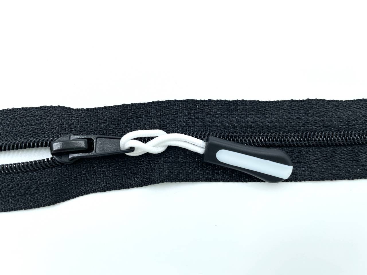 Zipper Schlaufe Weiß / Schwarz